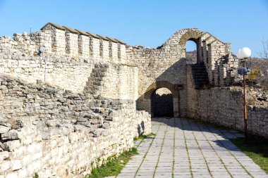 Bulgaristan 'ın Lovech kentindeki ortaçağ kalesinin kalıntıları