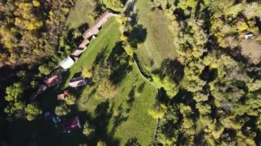 Bulgaristan 'ın Sofya Şehir Bölgesi' ndeki Nishava Nehri kıyısındaki Saint Petka Çeparlyansky Manastırı 'nın hava manzarası