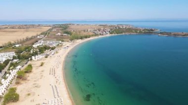 Bulgaristan 'ın Burgaz Bölgesi' nin Sozopol kasabası yakınlarındaki Gradina (Bahçe) plajının havadan manzarası 