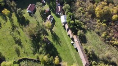 Bulgaristan 'ın Sofya Şehir Bölgesi' ndeki Nishava Nehri kıyısındaki Saint Petka Çeparlyansky Manastırı 'nın hava manzarası