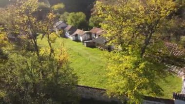 Bulgaristan 'ın Sofya Şehir Bölgesi' ndeki Nishava Nehri kıyısındaki Saint Petka Çeparlyansky Manastırı 'nın hava manzarası