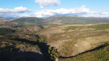 Nishava nehri boğazının havadan sonbahar manzarası, Balkan Dağları, Bulgaristan