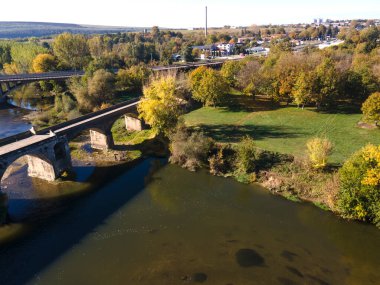 Bulgaristan 'ın Byala kentindeki Kolyu Ficheto Köprüsü olarak bilinen Yantra Nehri üzerindeki Dokuzuncu yüzyıl köprüsünün havadan görünüşü