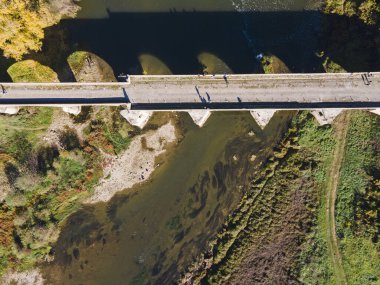 Bulgaristan 'ın Byala kentindeki Kolyu Ficheto Köprüsü olarak bilinen Yantra Nehri üzerindeki Dokuzuncu yüzyıl köprüsünün havadan görünüşü