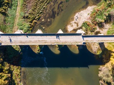 Bulgaristan 'ın Byala kentindeki Kolyu Ficheto Köprüsü olarak bilinen Yantra Nehri üzerindeki Dokuzuncu yüzyıl köprüsünün havadan görünüşü