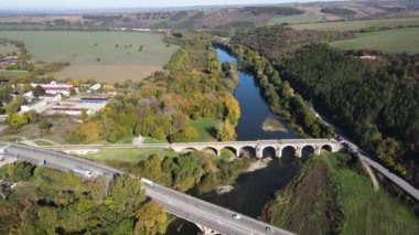 Bulgaristan 'ın Byala kentindeki Kolyu Ficheto Köprüsü olarak bilinen Yantra Nehri üzerindeki Dokuzuncu yüzyıl köprüsünün havadan görünüşü