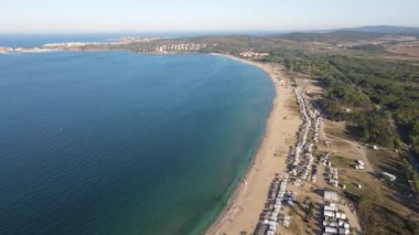 Bulgaristan 'ın Burgaz Bölgesi' nin Sozopol kasabası yakınlarındaki Gradina (Bahçe) plajının havadan manzarası 