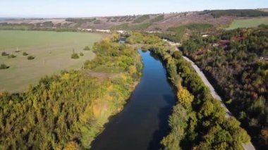 Bulgaristan 'ın Ruse bölgesindeki Byala kasabası yakınlarından geçen Yantra Nehri' nin hava manzarası