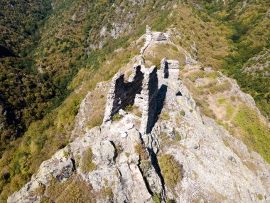 Bulgaristan 'ın Filibe Bölgesi' nin Sopot kenti yakınlarındaki Anevsko lahana kalesinin hava manzarası