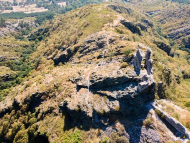 Bulgaristan 'ın Filibe Bölgesi' nin Sopot kenti yakınlarındaki Anevsko lahana kalesinin hava manzarası