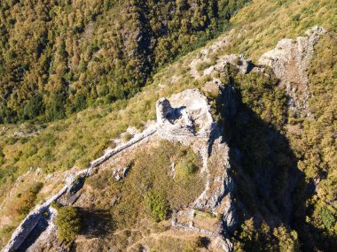 Bulgaristan 'ın Filibe Bölgesi' nin Sopot kenti yakınlarındaki Anevsko lahana kalesinin hava manzarası