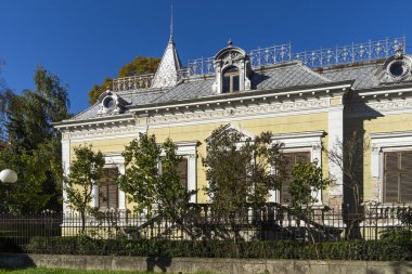 RUSE, BULGARIA -NOVEMBER 2, 2020: Bulgaristan 'ın Ruse kentinin merkezindeki Tipik İnşaat ve Sokak