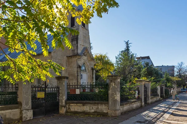 RUSE, BULGARIA -NOVEMBER 2, 2020: Bulgaristan 'ın Ruse kentinin merkezinde Birleşik Metodist Kilisesi