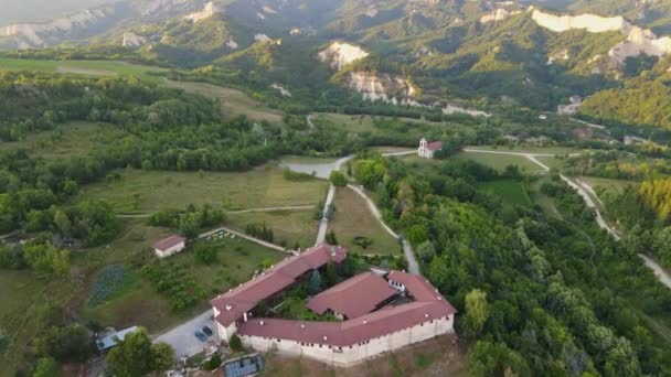 中世ローゼン修道院の空中ビュー神の母のネイティブ ブラゴエヴグラード地域 ブルガリア — ストック動画