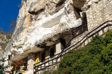 Bulgaristan 'ın Ruse bölgesindeki Saint Dimitar Basarbowski' ye adanmış Ortaçağ Basarbovo Kaya Manastırı