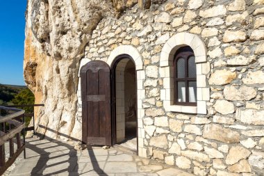 Bulgaristan 'ın Ruse bölgesindeki Saint Dimitar Basarbowski' ye adanmış Ortaçağ Basarbovo Kaya Manastırı