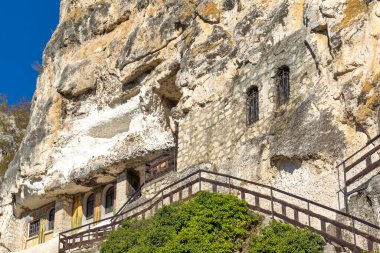 Bulgaristan 'ın Ruse bölgesindeki Saint Dimitar Basarbowski' ye adanmış Ortaçağ Basarbovo Kaya Manastırı