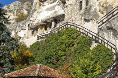 Bulgaristan 'ın Ruse bölgesindeki Saint Dimitar Basarbowski' ye adanmış Ortaçağ Basarbovo Kaya Manastırı