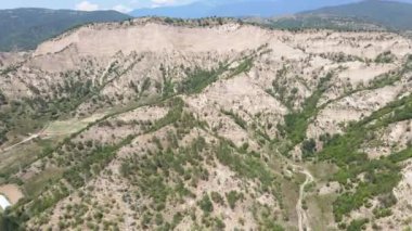 Kresna kum piramitlerinin hava manzarası, Blagoevgrad bölgesi, Bulgaristan