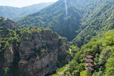 Bulgaristan 'ın Filibe Bölgesi' ndeki Rhodopes Dağı 'nda Krichim Reservoir' in yaz tatili manzarası