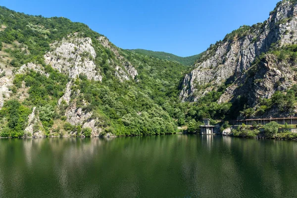 保加利亚普罗夫迪夫地区Rhodopes山克里希姆水库夏季景观 — 图库照片