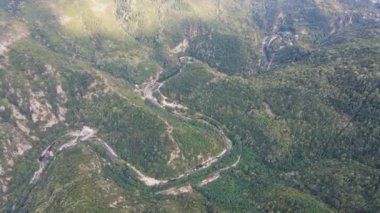 Bulgaristan 'ın Rodop Dağı' ndan geçen Chepelarska Nehri 'nin (Chaya) havadan görünüşü