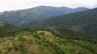 Bulgaristan 'ın Filibe Bölgesi Asenovgrad kasabası yakınlarındaki Rodop Dağları' nın hava manzarası