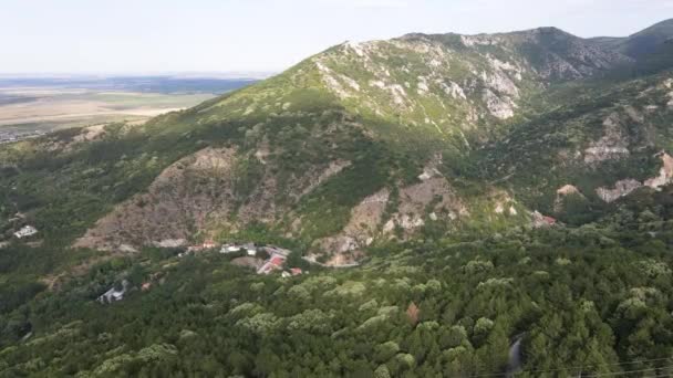 保加利亚普罗夫迪夫地区Asenovgrad镇附近Rhodope山脉Anathema山的空中景观 — 图库视频影像