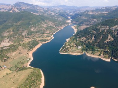 Bulgaristan 'ın Arda Nehri kıvrımlı ve Kardzhali Barajı' nın şaşırtıcı hava manzarası