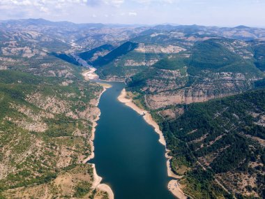 Bulgaristan 'ın Arda Nehri kıvrımlı ve Kardzhali Barajı' nın şaşırtıcı hava manzarası