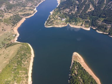 Bulgaristan 'ın Arda Nehri kıvrımlı ve Kardzhali Barajı' nın şaşırtıcı hava manzarası