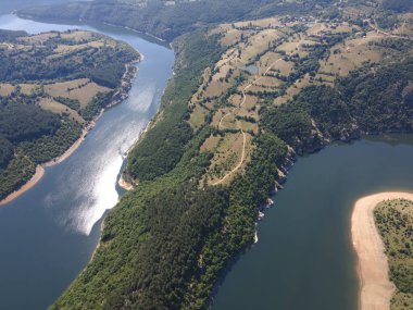 Bulgaristan 'ın Arda Nehri kıvrımlı ve Kardzhali Barajı' nın şaşırtıcı hava manzarası