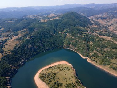 Bulgaristan 'ın Arda Nehri kıvrımlı ve Kardzhali Barajı' nın şaşırtıcı hava manzarası