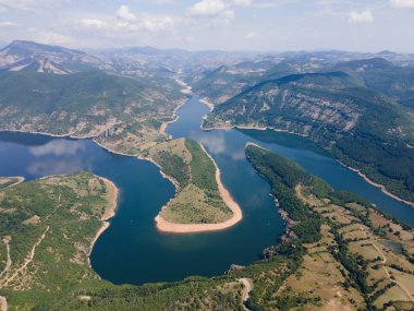 Bulgaristan 'ın Arda Nehri kıvrımlı ve Kardzhali Barajı' nın şaşırtıcı hava manzarası