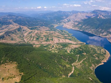 Bulgaristan 'ın Arda Nehri kıvrımlı ve Kardzhali Barajı' nın şaşırtıcı hava manzarası