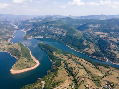 Bulgaristan 'ın Arda Nehri kıvrımlı ve Kardzhali Barajı' nın şaşırtıcı hava manzarası