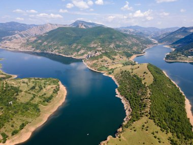 Bulgaristan 'ın Arda Nehri kıvrımlı ve Kardzhali Barajı' nın şaşırtıcı hava manzarası