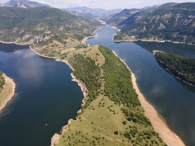 Bulgaristan 'ın Arda Nehri kıvrımlı ve Kardzhali Barajı' nın şaşırtıcı hava manzarası