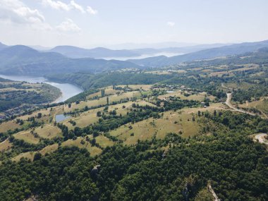 Bulgaristan 'ın Arda Nehri kıvrımlı ve Kardzhali Barajı' nın şaşırtıcı hava manzarası