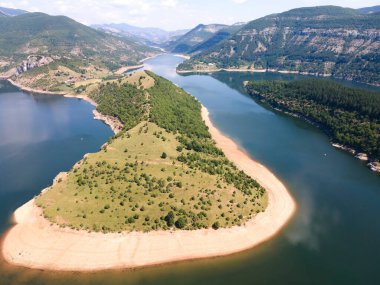Bulgaristan 'ın Arda Nehri kıvrımlı ve Kardzhali Barajı' nın şaşırtıcı hava manzarası