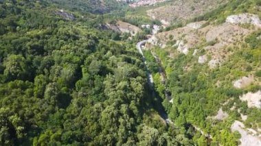 Bulgaristan 'ın Rodop Dağı' ndan geçen Chepelarska Nehri 'nin (Chaya) havadan görünüşü