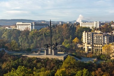 VELIKO TARNOVO, BULGARIA - NOVEMBER 2, 2020: Bulgaristan 'ın Veliko Tarnovo kentinin şaşırtıcı Gündoğumu manzarası