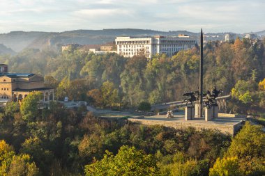 VELIKO TARNOVO, BULGARIA - NOVEMBER 2, 2020: Bulgaristan 'ın Veliko Tarnovo kentinin şaşırtıcı Gündoğumu manzarası