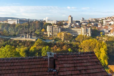 VELIKO TARNOVO, BULGARIA - NOVEMBER 2, 2020: Bulgaristan 'ın Veliko Tarnovo kentinin şaşırtıcı Gündoğumu manzarası