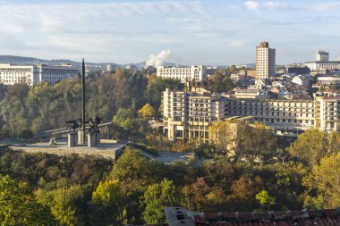 VELIKO TARNOVO, BULGARIA - NOVEMBER 2, 2020: Bulgaristan 'ın Veliko Tarnovo kentinin şaşırtıcı Gündoğumu manzarası