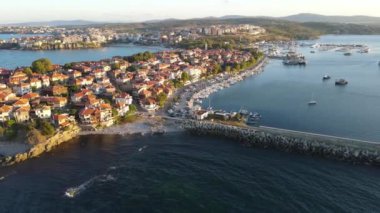 Bulgaristan 'ın Burgaz Bölgesi Sozopol kentinin şaşırtıcı hava gün batımı manzarası