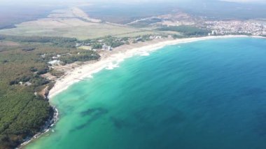 Bulgaristan 'ın Burgaz Bölgesi Primorsko' nun Güney Sahili 'nin şaşırtıcı hava manzarası 