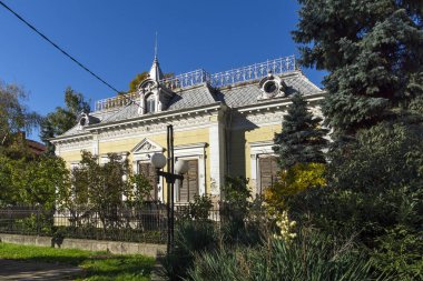 RUSE, BULGARIA -NOVEMBER 2, 2020: Bulgaristan 'ın Ruse kentinin merkezindeki Tipik İnşaat ve Sokak