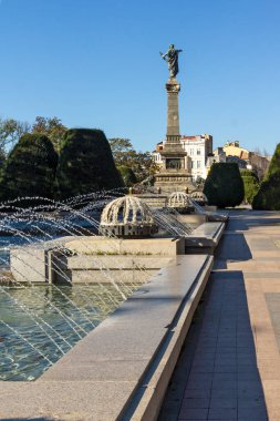 RUSE, BULGARIA -NOVEMBER 2, 2020: Bulgaristan 'ın Ruse kentinin merkezinde Özgürlük Anıtı