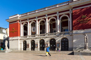 RUSE, BULGARIA -NOVEMBER 2, 2020: Bulgaristan 'ın Ruse kentinin merkezinde devlet operası